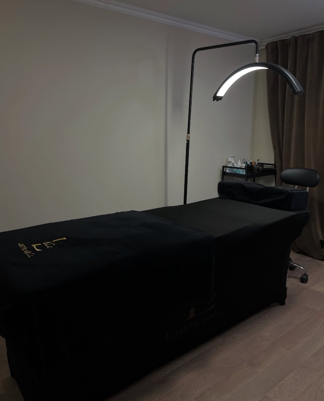 LOOKS STHLM behandlingsrum med svart massagelbord och harmonisk inredning