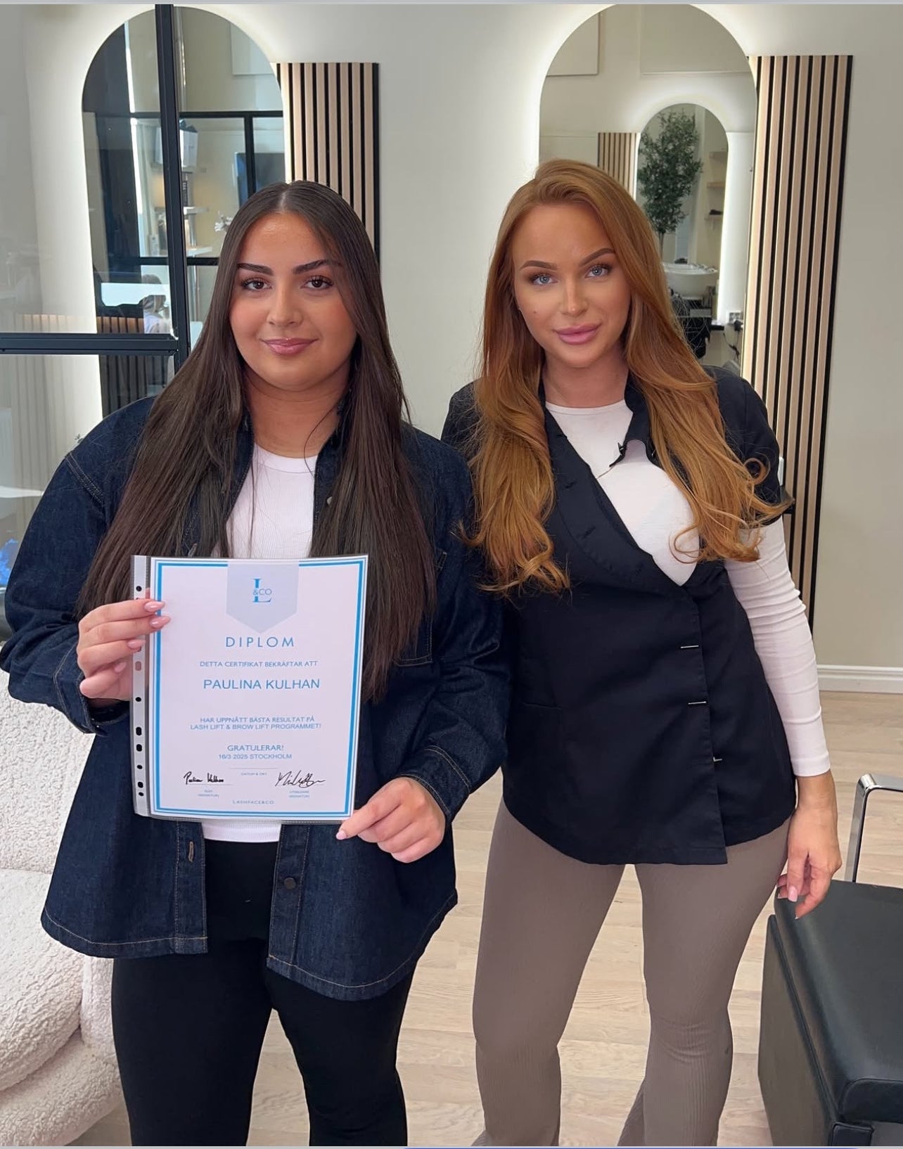 Mikaela med student som passerat utbildning och visar certifikat hos LOOKS sthlm