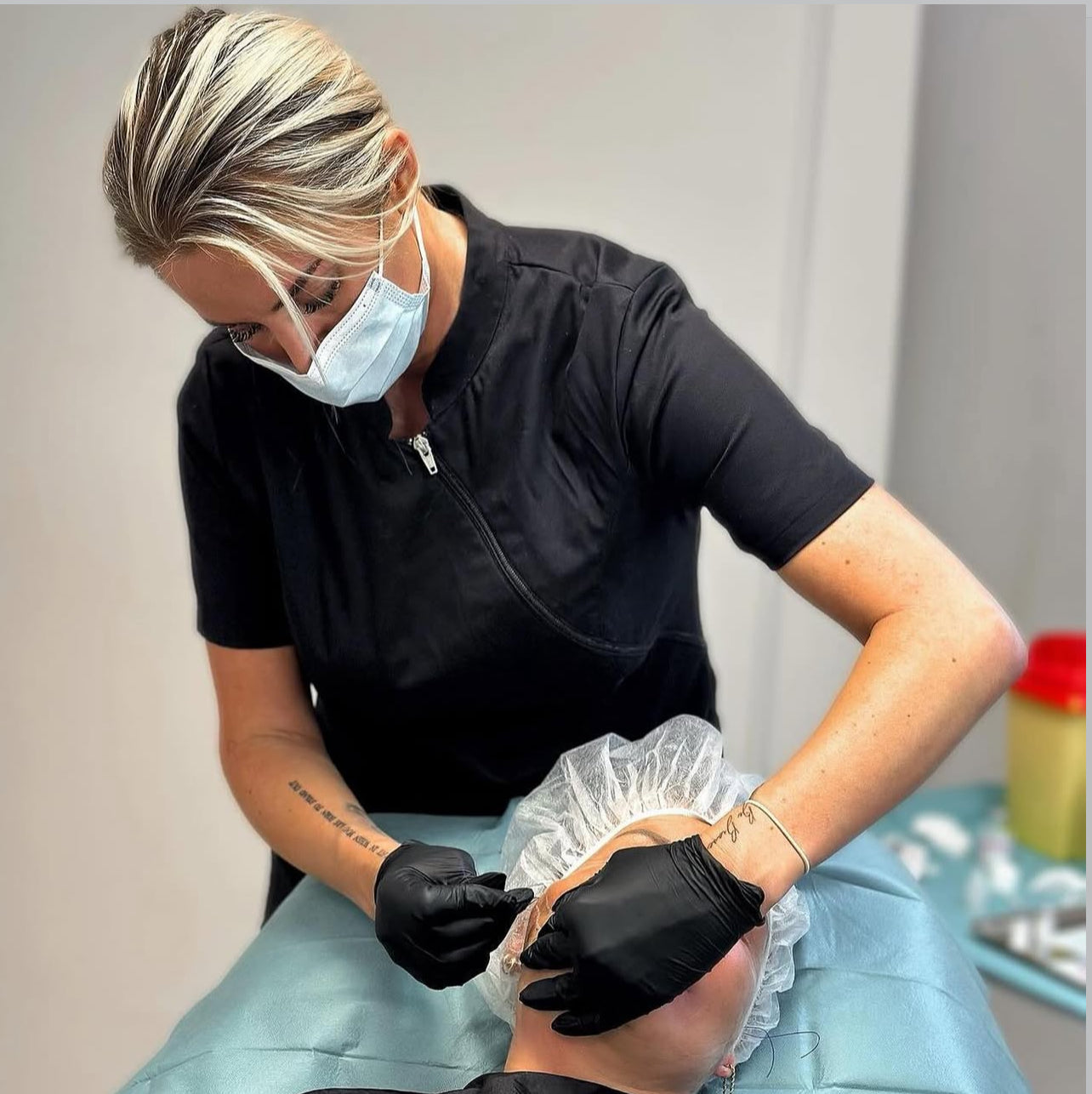 Kund får estetisk behandling av Milla hos LOOKS sthlm