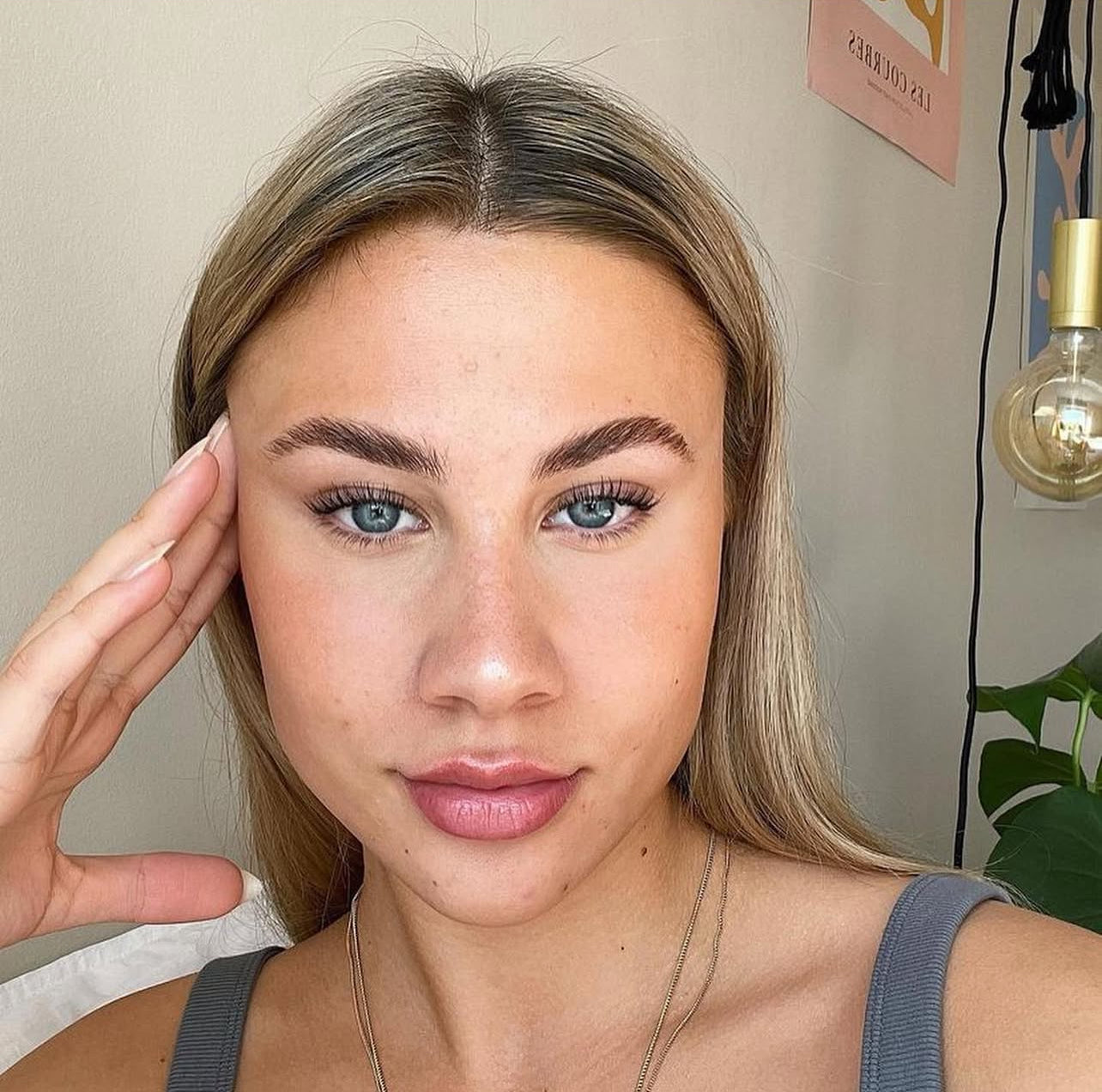 Resultat av brynlyft på glad blond kvinna hos LOOKS sthlm