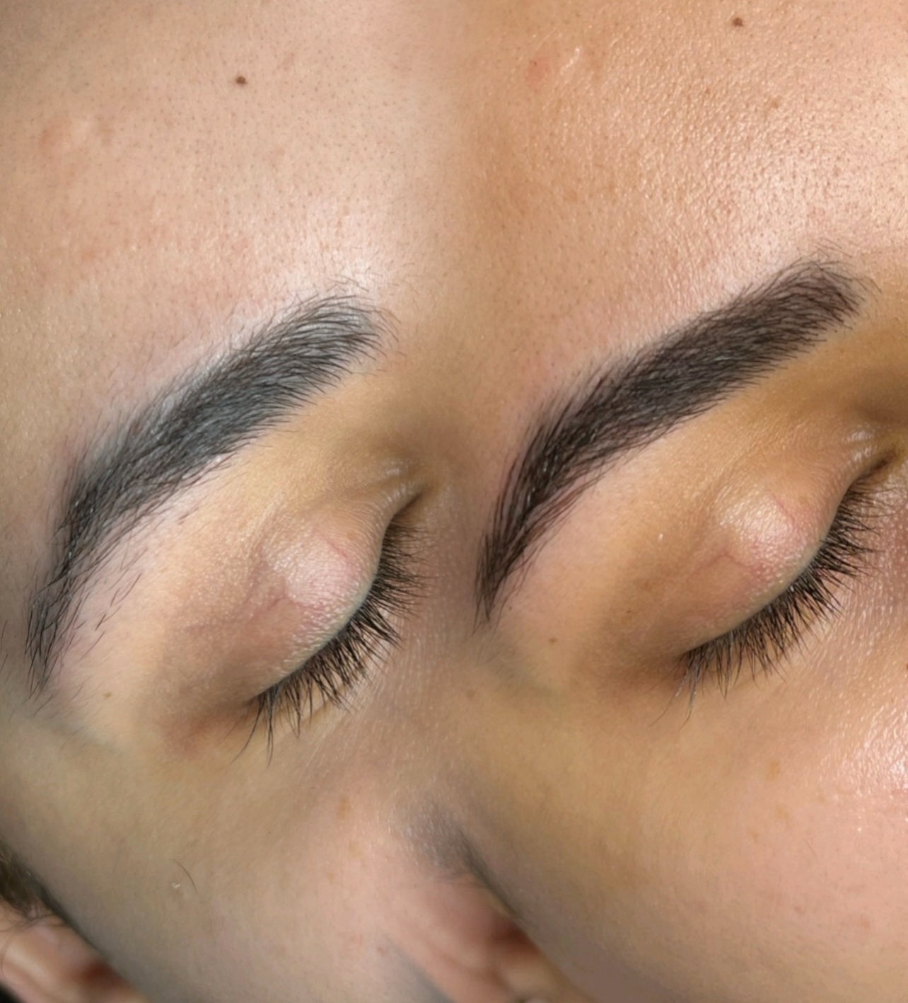 Närbild på persons ögon med microblading-ögonbryn hos LOOKS sthlm
