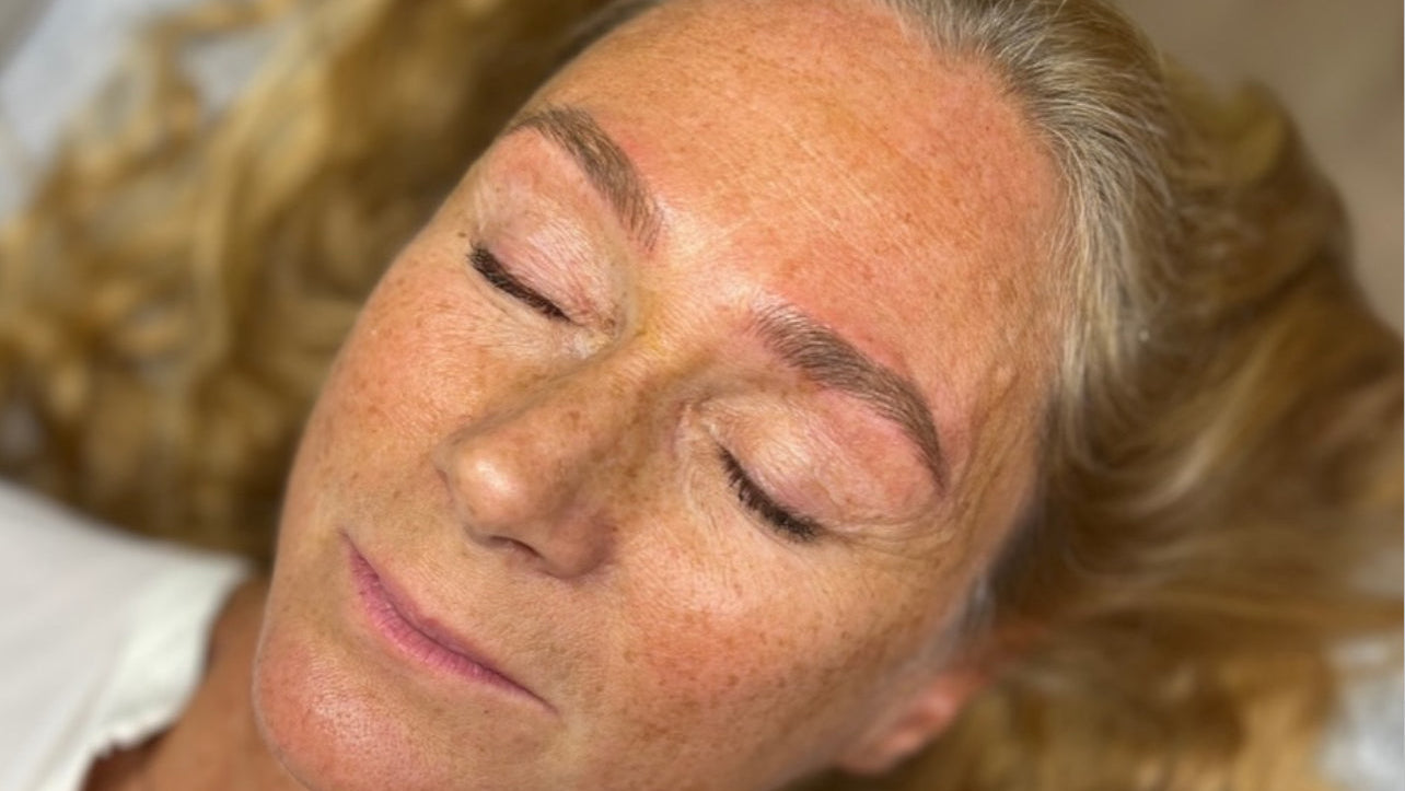 Person med nyligen microbladade ögonbryn i salong hos LOOKS sthlm