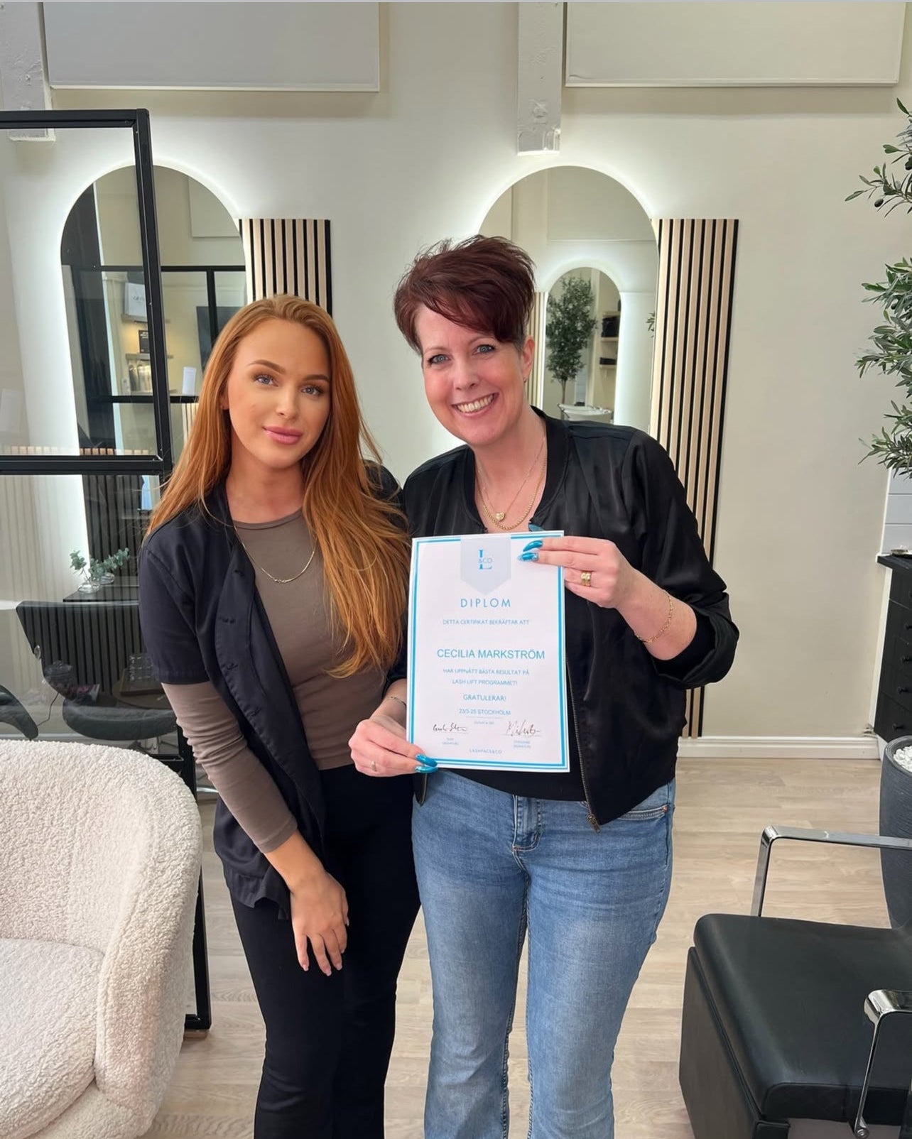 Mikaela med elev och certifikat hos LOOKS sthlm