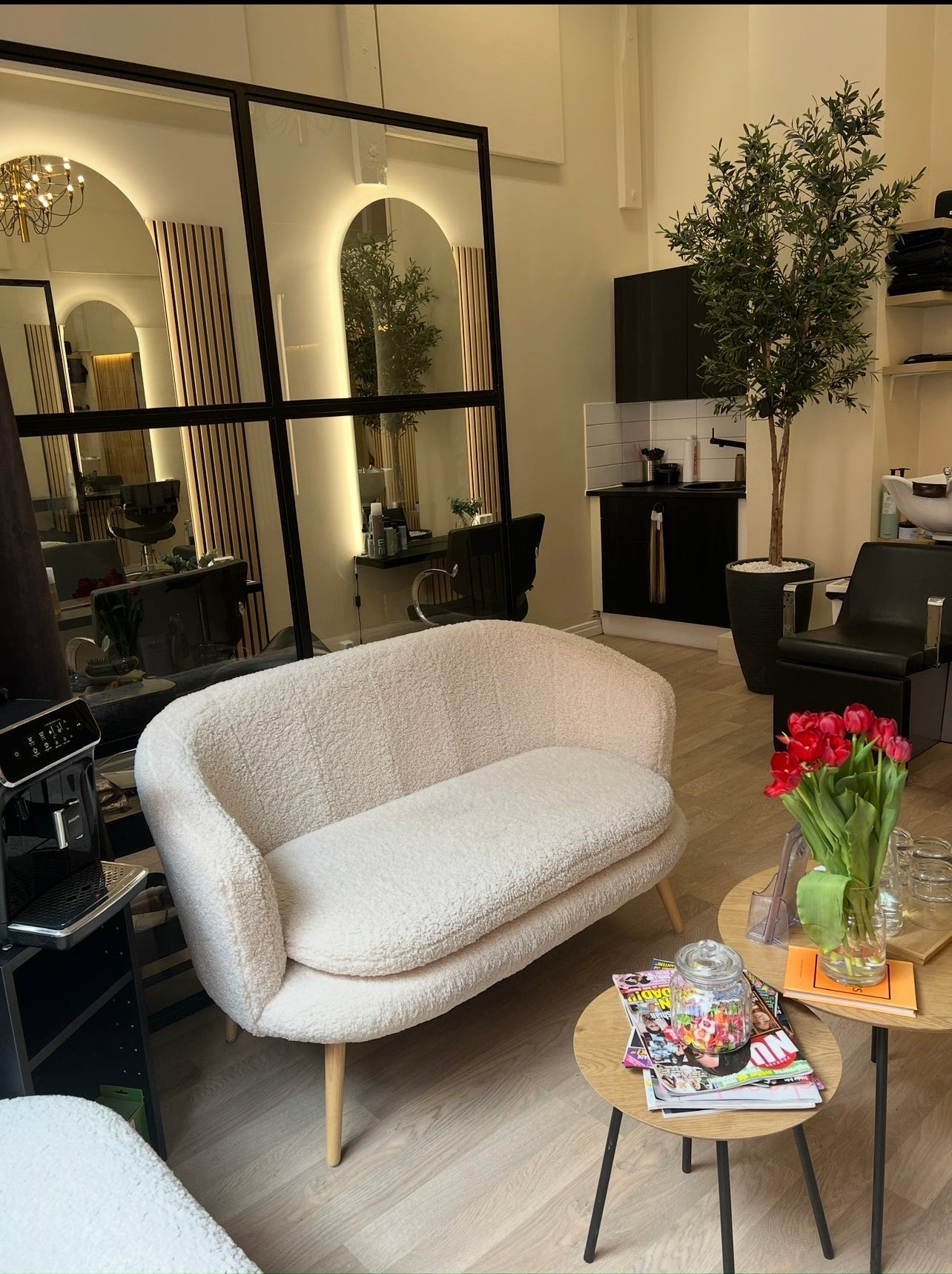 Modern mottagningsyta i Stockholm hos LOOKS sthlm med ljus soffa och beige-svart inredning