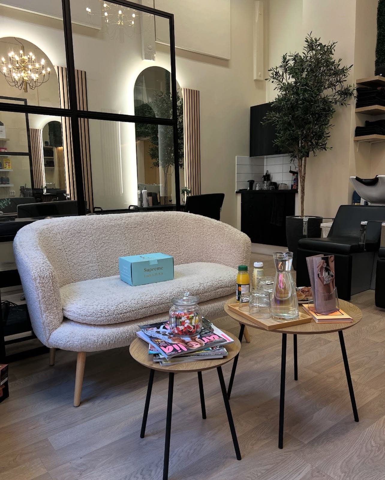LOOKS STHLM salongens lounge med stilfull soffa och tidningar