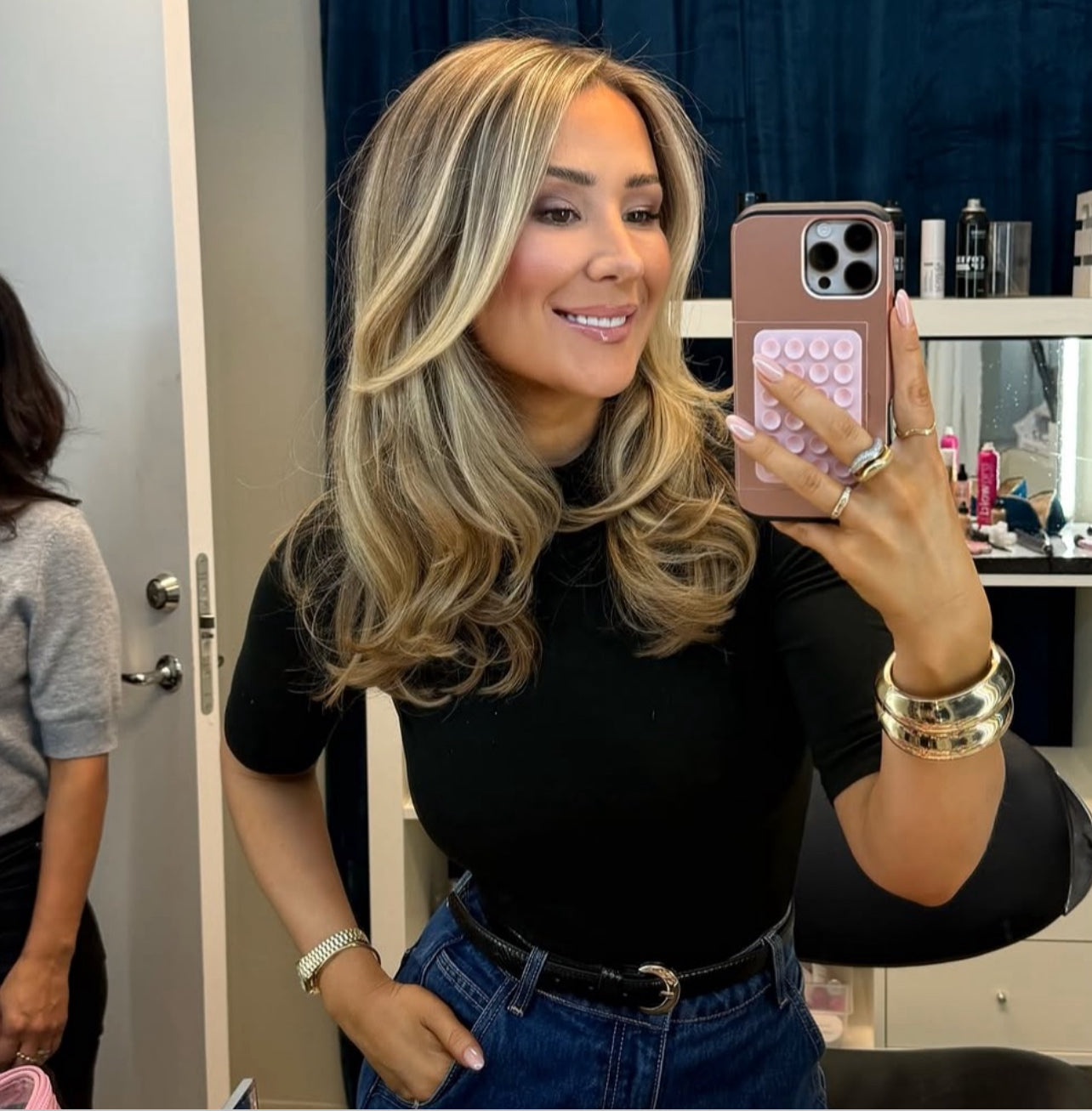 Kvinna tar en spegelsjälvbild och fotograferar sitt nya, iögonfallande hår som klippts hos LOOKS sthlm