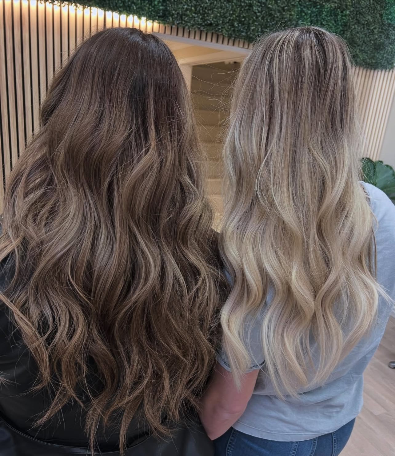 Två personer med stylat, vågigt hår efter frisörbesök hos LOOKS sthlm